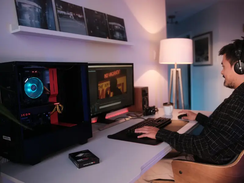 Bancada com computador e periféricos modernos